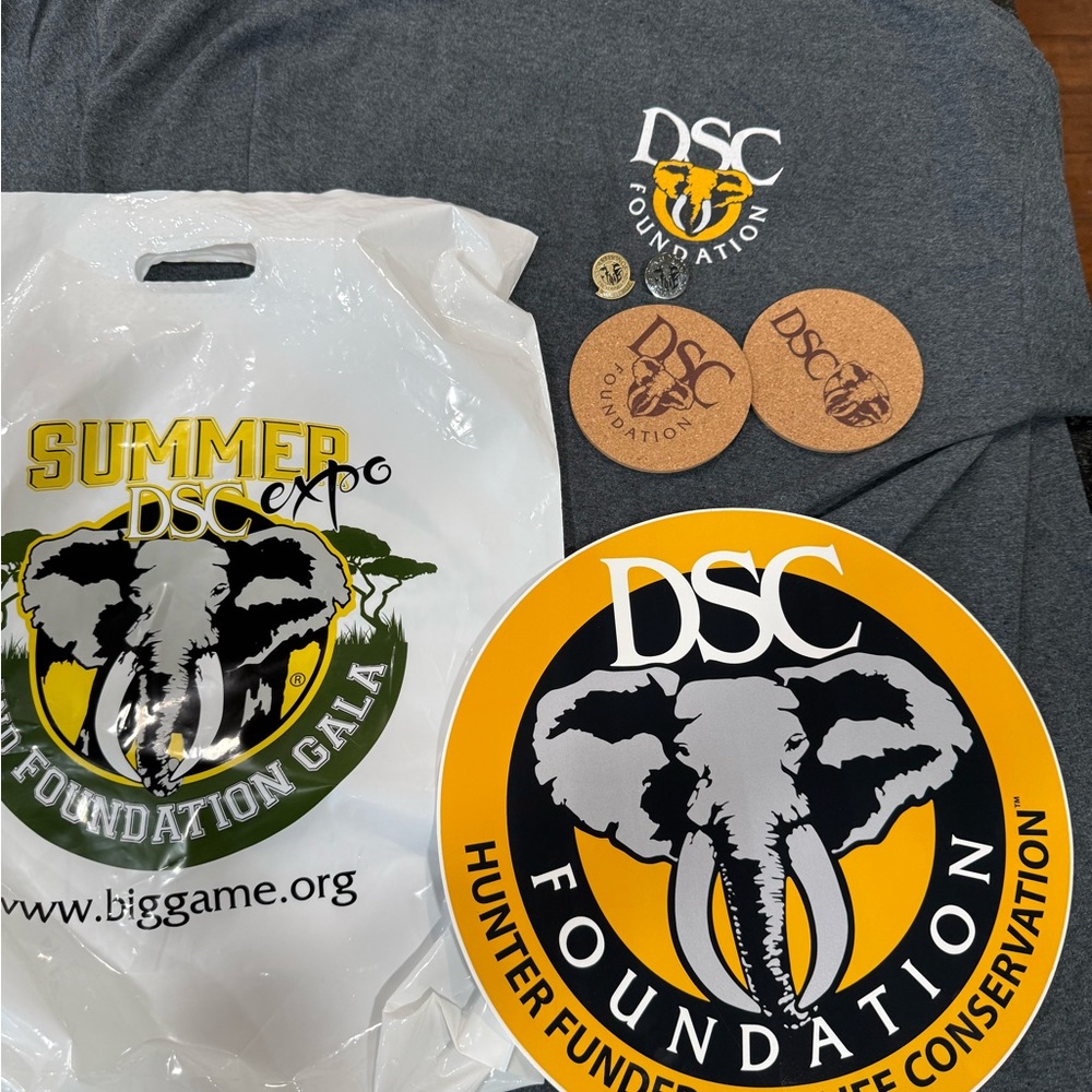 Dallas Safari Club 2025 Ultra Cotton Gray short sleeve T-Shirt & gift package